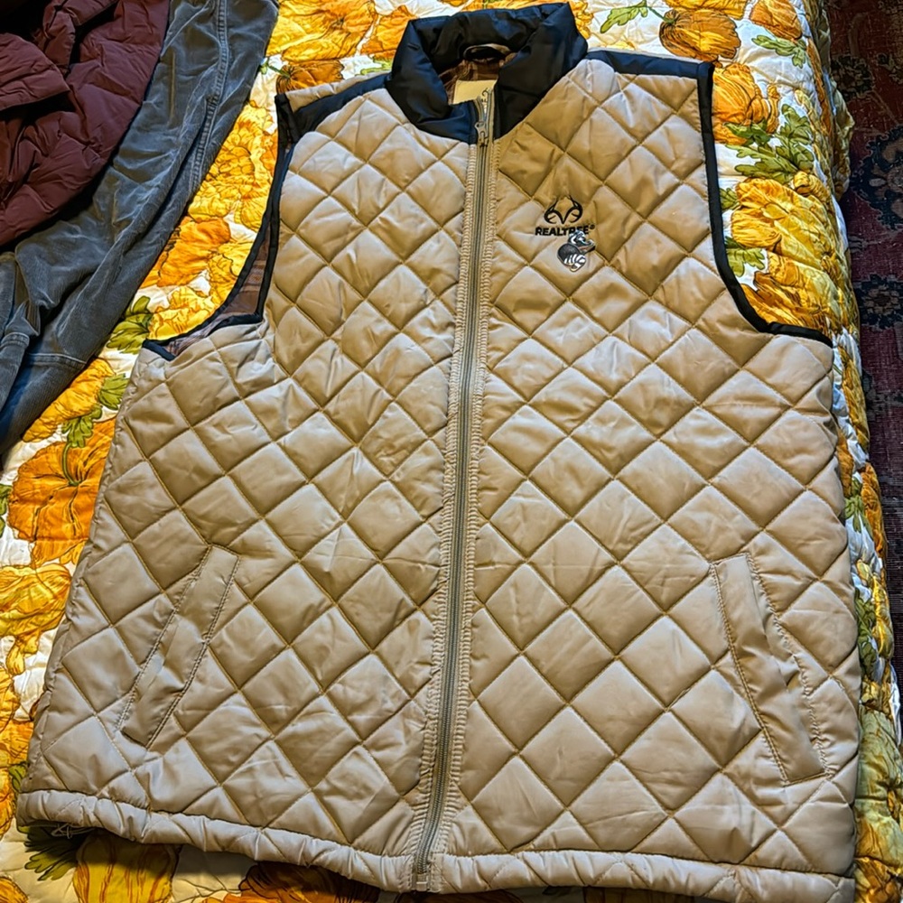 Warm male vest by Realtree - Picture 1 of 4